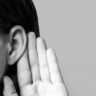 Hand am Ohr aufmerksam la Synonym für Empathie und gutes Zuhören