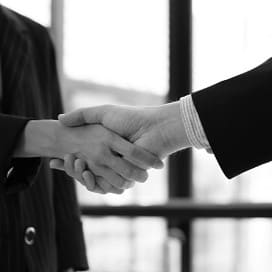 Handshake als Synonym für Vertragsabschluss zur Vertriebs-Prozess-Analyse